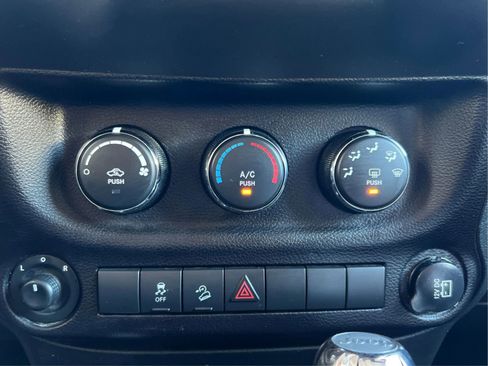 Used 2018 Jeep Wrangler Unlimited Sport S AWD/4WD image 28