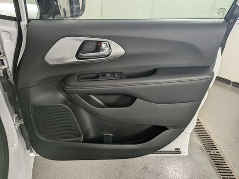 Used 2024 Chrysler Pacifica Limited FWD image 19