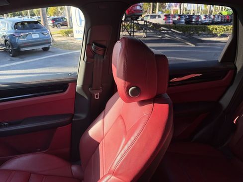 Used 2022 Porsche Cayenne image 10