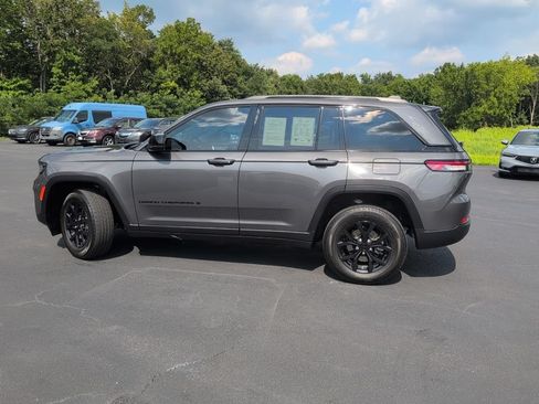 Used 2025 Jeep Grand Cherokee Altitude AWD/4WD image 2