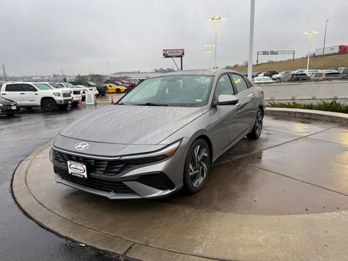 Used 2024 Hyundai Elantra Limited image 10
