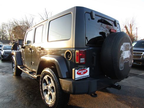 Used 2017 Jeep Wrangler Unlimited Sahara w/ Connectivity Group image 5