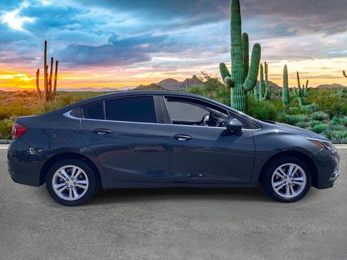 Used 2017 Chevrolet Cruze LT FWD image 2
