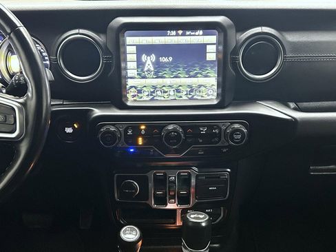 Used 2022 Jeep Wrangler Unlimited Sahara w/ Cold Weather Group AWD/4WD image 13