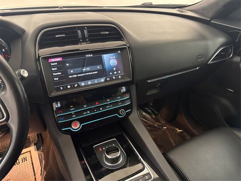 Used 2020 Jaguar F-PACE Premium image 37