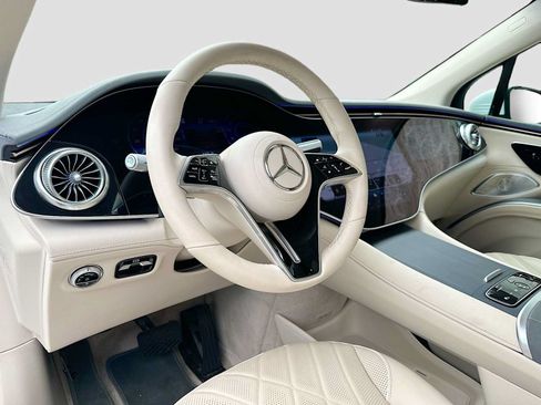 Used 2023 Mercedes-Benz EQS 580 4MATIC SUV w/ Exclusive Trim Package image 9