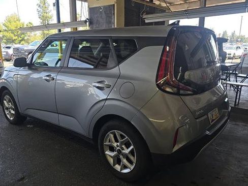 Certified 2025 Kia Soul LX w/ LX Technology Package FWD image 6