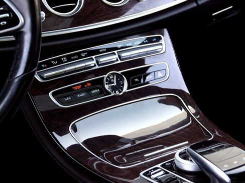 Used 2019 Mercedes-Benz E 300 image 9