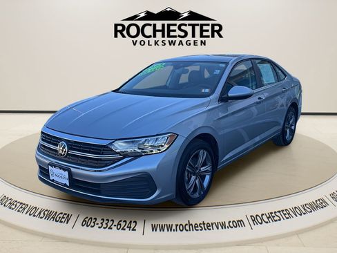 Used 2023 Volkswagen Jetta SE image 2
