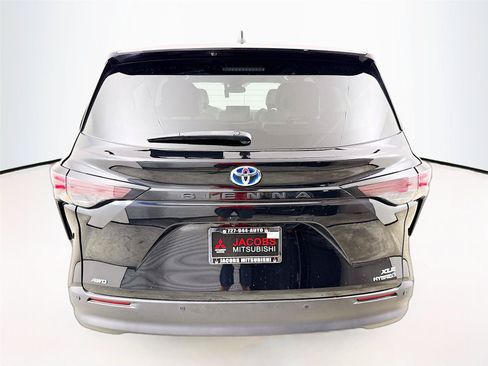 Used 2023 Toyota Sienna XLE AWD/4WD image 8