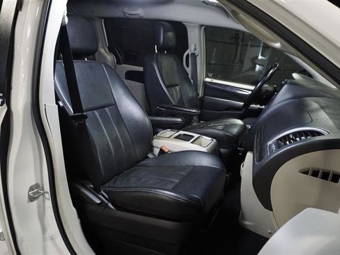 Used 2013 Chrysler Town & Country Touring image 15