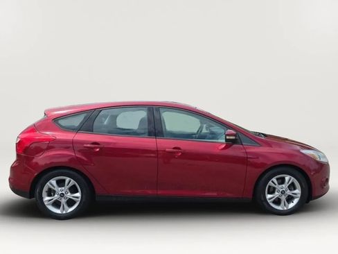 Used 2014 Ford Focus SE w/ SE Winter Package FWD image 9