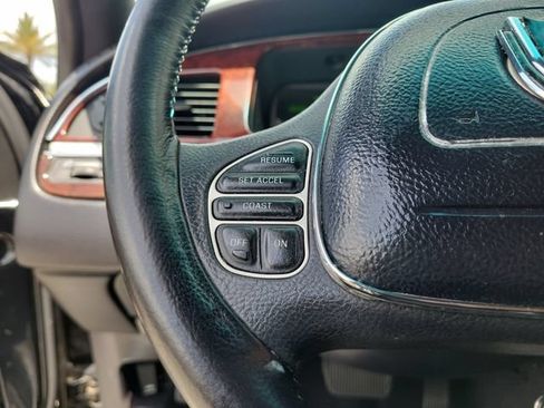 Used 2004 Lincoln Town Car Signature RWD image 22