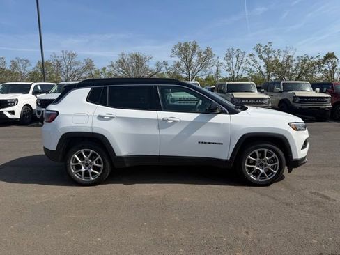 Used 2025 Jeep Compass Limited image 5