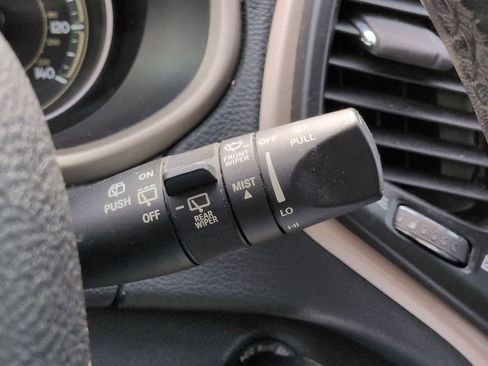 Used 2015 Jeep Cherokee Latitude FWD image 25