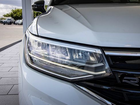 Used 2023 Volkswagen Tiguan SE R-Line FWD image 6