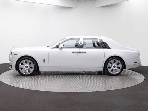 New 2027 Rolls-Royce Phantom Sedan RWD image 3