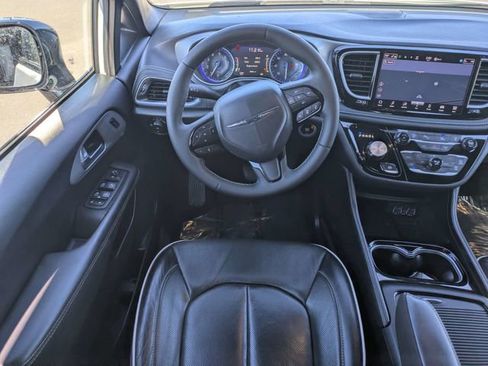 Used 2025 Chrysler Pacifica Limited image 16