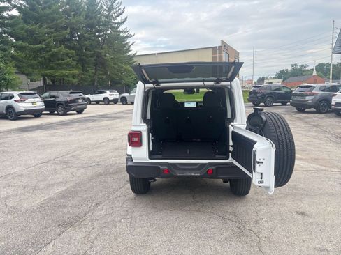 Used 2025 Jeep Wrangler Unlimited Sahara AWD/4WD image 25