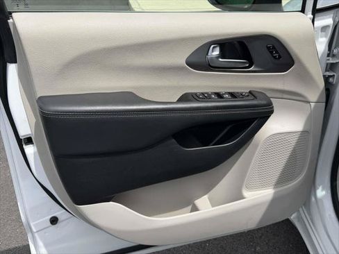 Used 2023 Chrysler Pacifica Touring-L FWD image 17