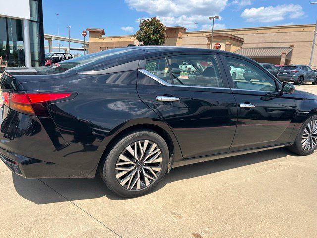 Used 2025 Nissan Altima 2.5 SV FWD image 12