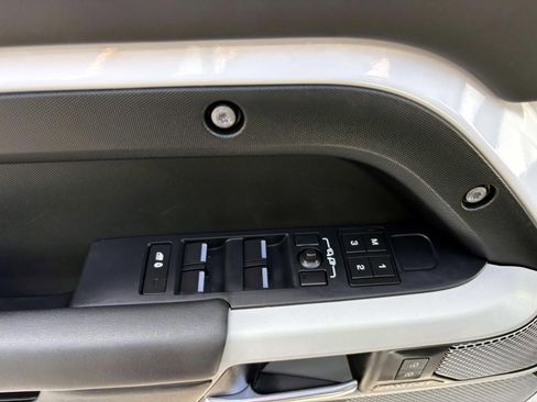 Used 2023 Land Rover Defender 130 X-Dynamic SE image 12