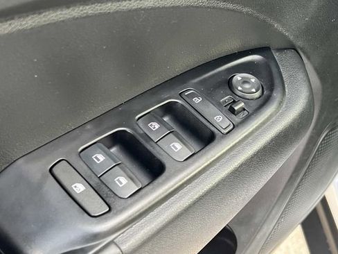 Used 2022 Hyundai Venue Limited image 15