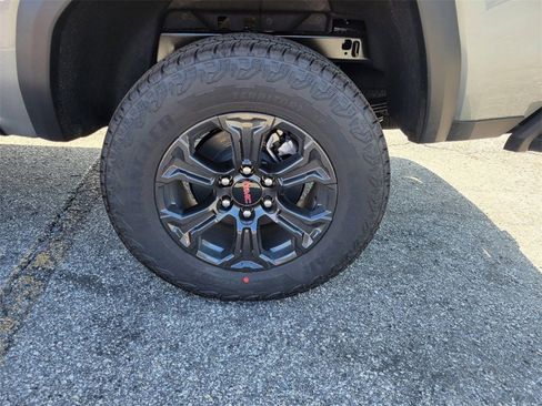 New 2025 GMC Canyon Elevation w/ Technology Package image 4