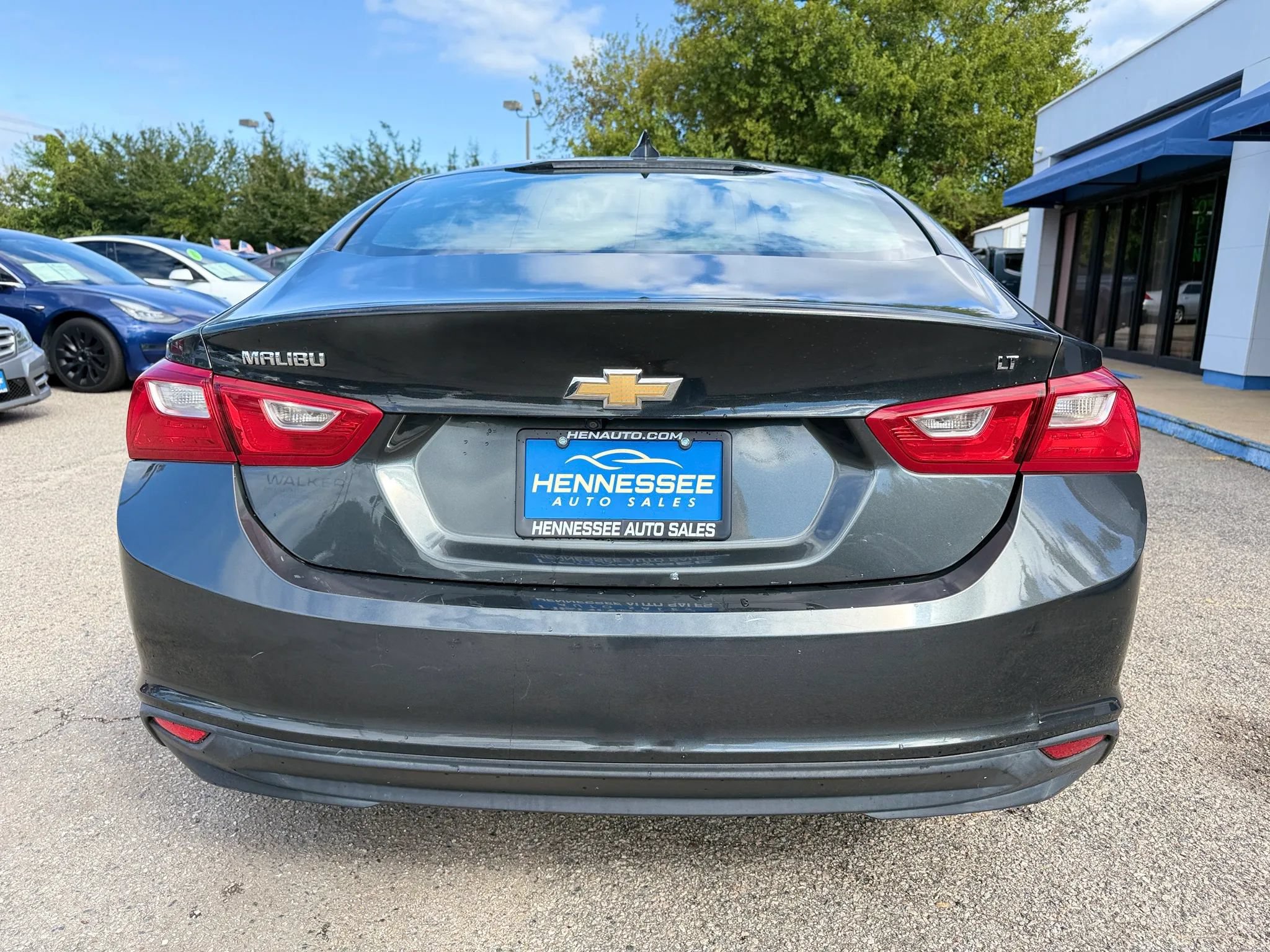 Used 2018 Chevrolet Malibu LT FWD image 2