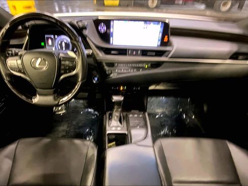 Used 2019 Lexus ES 300h w/ Premium Package image 16