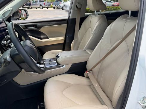Used 2023 Toyota Highlander Limited FWD image 10