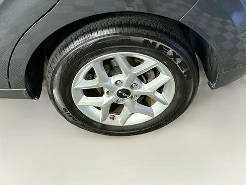 Used 2025 Kia Soul LX w/ LX Technology Package FWD image 11