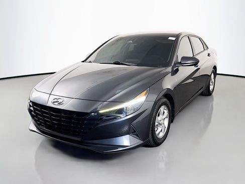 Used 2022 Hyundai Elantra SE FWD image 4