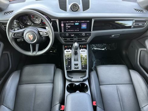 Certified 2025 Porsche Macan AWD/4WD image 6