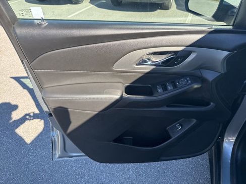 Used 2023 Chevrolet Traverse LT image 11