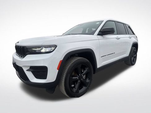 Used 2023 Jeep Grand Cherokee Altitude AWD/4WD image 6