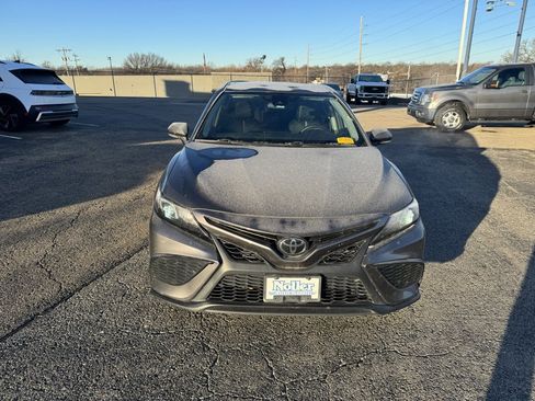 Used 2023 Toyota Camry SE image 2