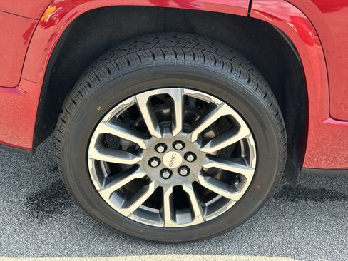 Used 2022 GMC Acadia Denali w/ Denali Technology Package FWD image 17