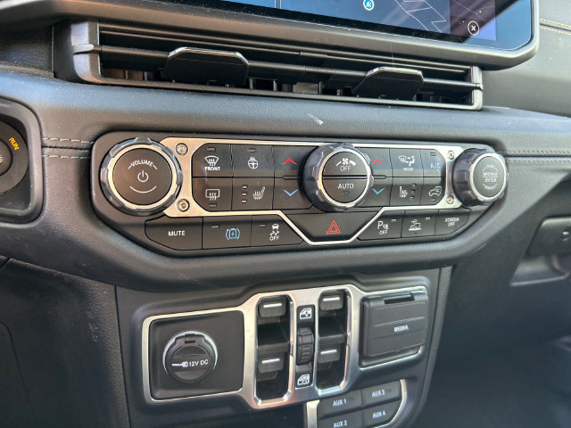 Used 2024 Jeep Wrangler Unlimited Sahara w/ Technology Group AWD/4WD image 19