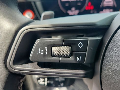 Used 2025 Porsche Cayenne image 33