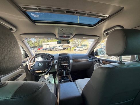 Used 2010 Volkswagen Touareg TDI AWD/4WD image 17