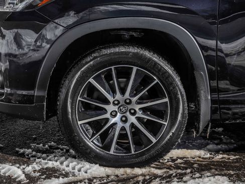 Used 2018 Toyota Highlander SE image 12