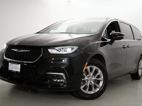 Used 2025 Chrysler Pacifica Select AWD/4WD image 2
