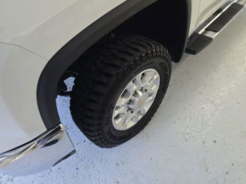 Used 2024 Chevrolet Silverado 2500 LT AWD/4WD image 9