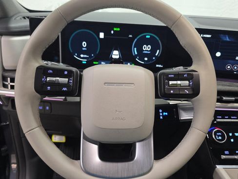 Used 2025 Hyundai Santa Fe Limited FWD image 7
