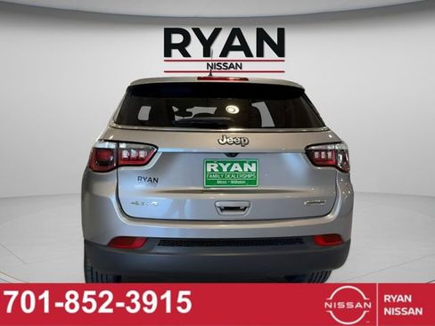 Used 2018 Jeep Compass Latitude w/ Cold Weather Group AWD/4WD image 4