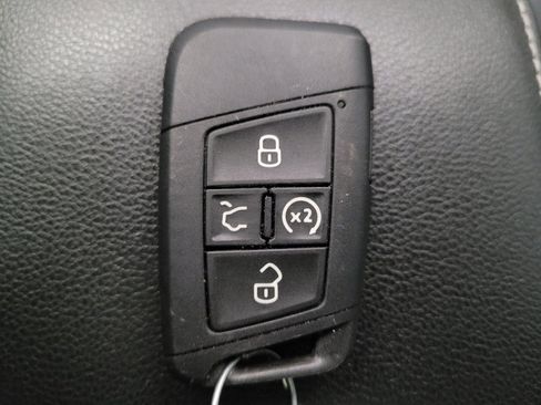 Used 2022 Volkswagen Tiguan SE w/ Panoramic Sunroof Package image 32