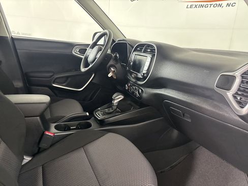 Used 2025 Kia Soul S image 27