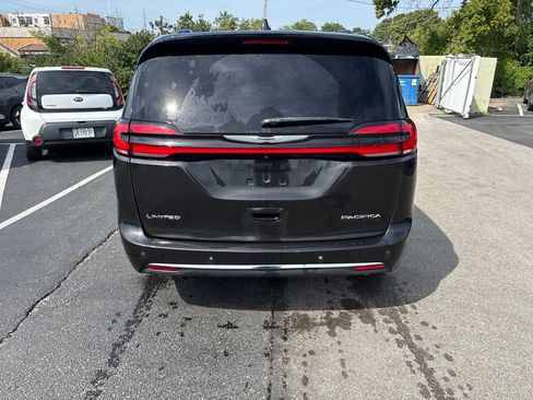 Used 2023 Chrysler Pacifica Limited FWD image 4