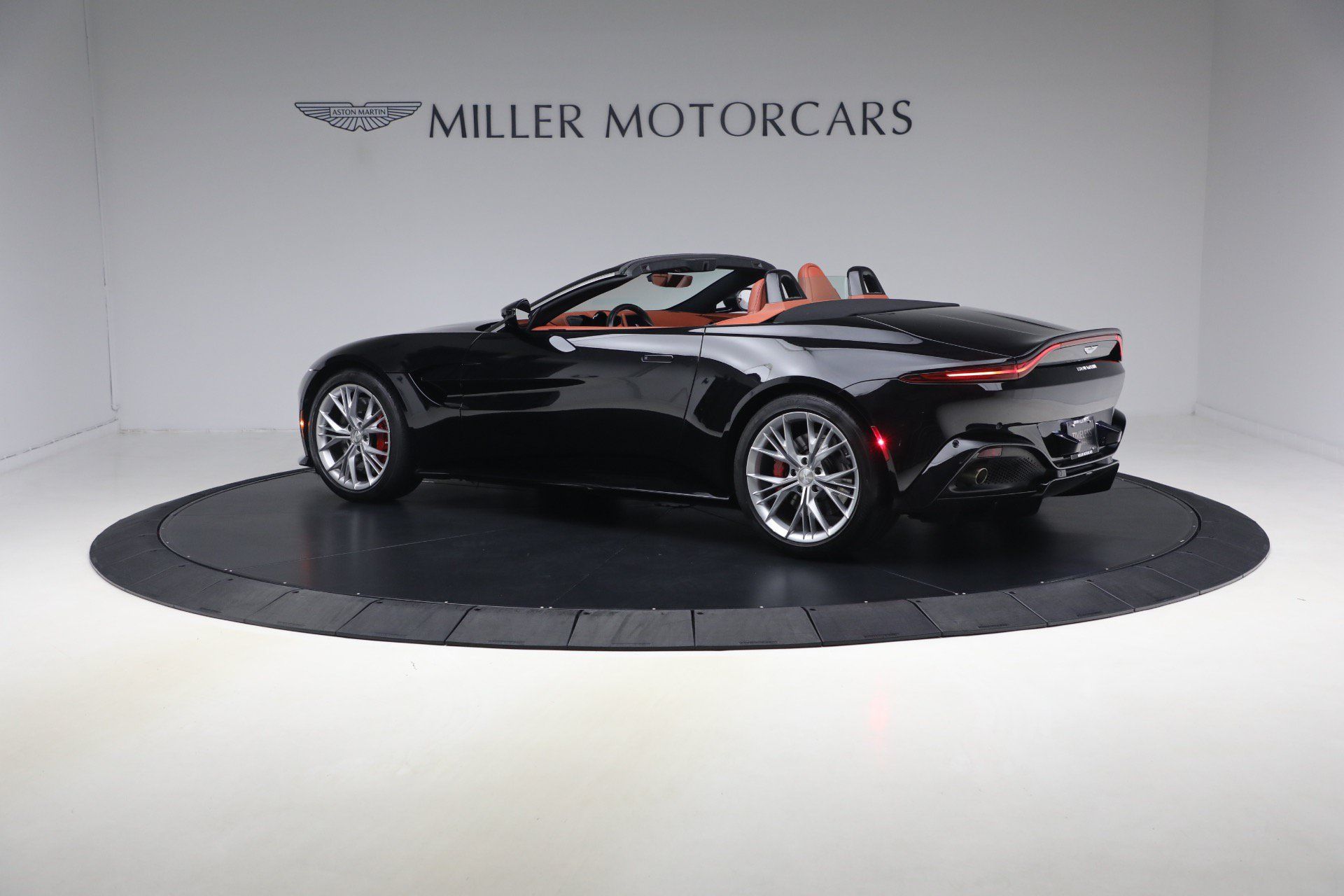 Used 2021 Aston Martin V8 Vantage Roadster RWD image 4
